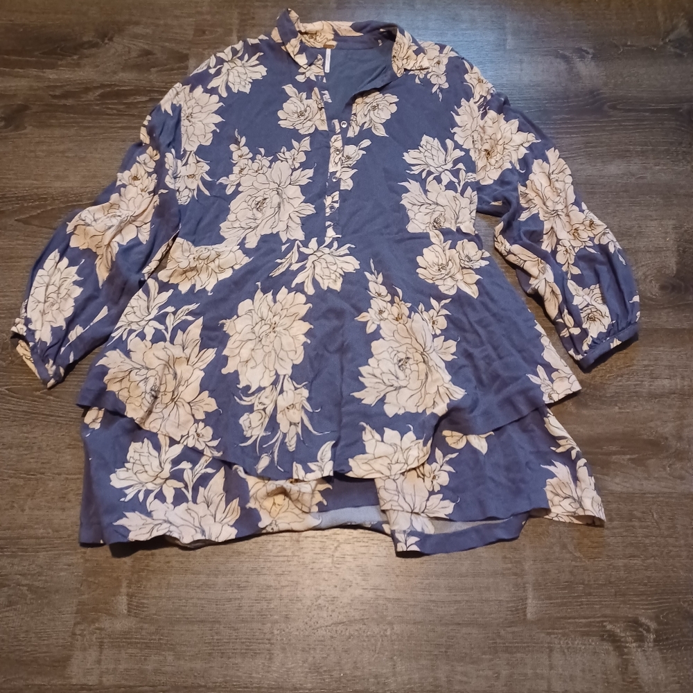 Free People size XS color flowered white blue